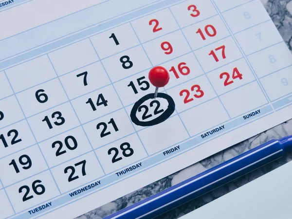 Planning a project-Close up.Thumbtack in calendar concept for busy,work space.Business meeting schedule, travel planning or project work and reminder concept.Desk calendar with days and dates.Top view — Stock Photo, Image