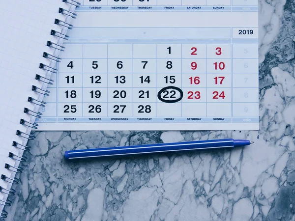 Planning a project-Close up.Thumbtack in calendar concept for busy,work space.Business meeting schedule, travel planning or project work and reminder concept.Desk calendar with days and dates.Top view — Stock Photo, Image