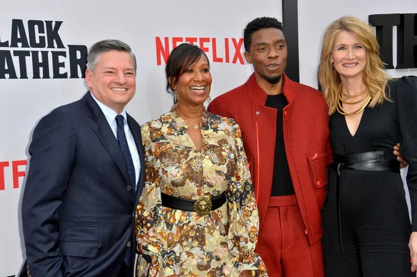 Ted Sarandos, Nicole Avant, Chadwick Boseman & Laura Dern — Stock Photo, Image