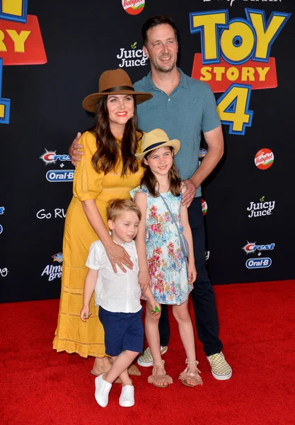 Tiffani Thiessen, Brady Smith & Ailesi