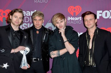 Yaz 5 Saniye, Luke Hemmings, Calum Hood, Michael Clifford