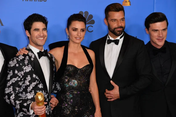 Darren Criss, Penelope Cruz, Ricky Martin reggeli finn Wittrock — Stock Fotó