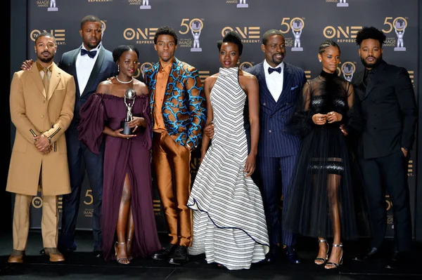 Kara Panter, Michael B. Jordan, Winston Duke, Lupita Nyong'o, Chadwick Boseman, Danai Gurira, Sterling K. Brown, Letitia Wright & Ryan Coogler — Stok fotoğraf