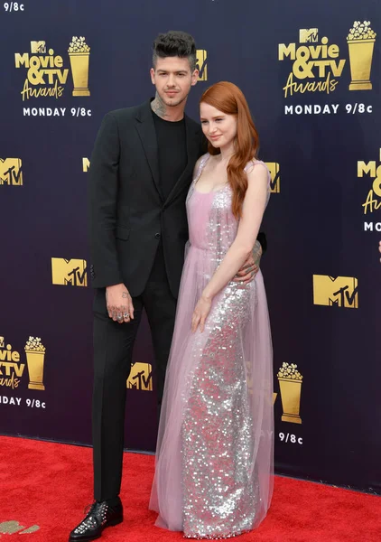 Moinhos de madelaine petsch & travis — Fotografia de Stock