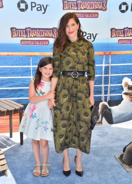 Kathryn Hahn & Mae Sandler