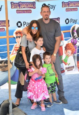 Steve Howey, Sarah Shahi, Violet Howey, William Howey & Knox nasıl