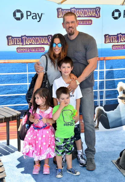 Steve Howey, Sarah Shahi, Violet Howey, William Howey & Knox nasıl