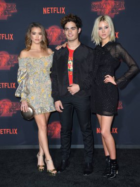 Paris Berelc, Emery Kelly & Isabel Mayıs