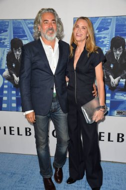 Kelly Lynch, Mitch Glazer