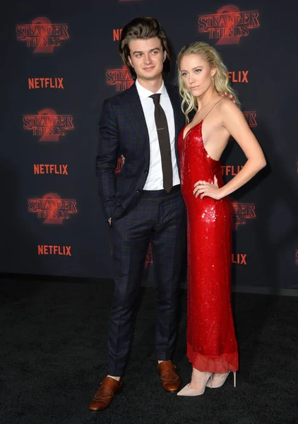 Joe Keery e Maika Monroe — Fotografia de Stock