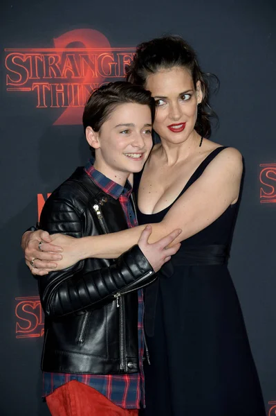 Winona ryder & Noah schnapp — Fotografia de Stock