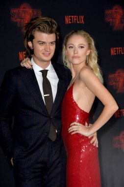 Joe Keery & Maika Monroe