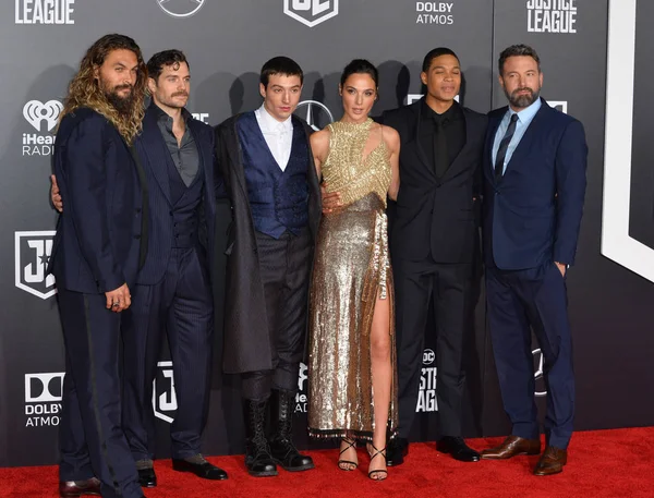 Jason Momoa, Henry Cavill, Ezra Miller, gal Gadot, Ray Fisher, B — Stockfoto