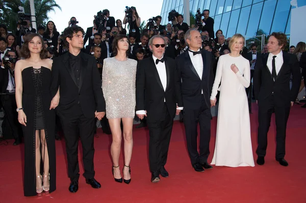 Marion Cotillard, Louis Garrel, Charlotte Gainsbourg, Hippolyte Girardot, director Arnaud Desplechin, Alba Rohrwacher & Mathieu Amalric — Stock Photo, Image