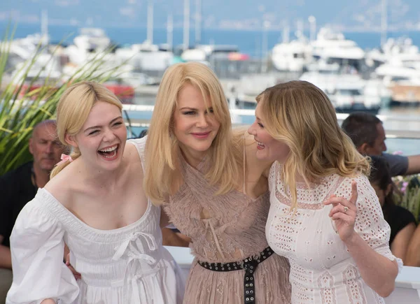 Elle Fanning, Nicole Kidman y Kirsten Dunst — Foto de Stock