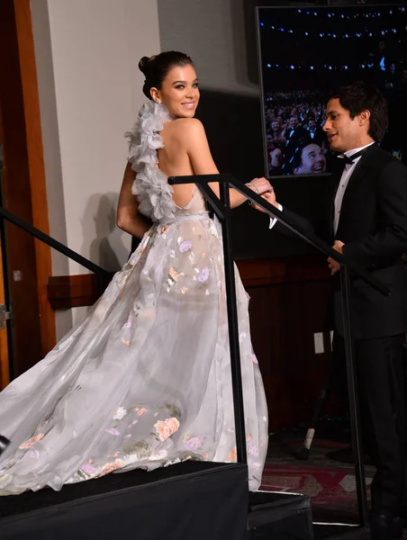 Hailee Steinfeld & Gael Garcia Bernal — Stock Photo, Image