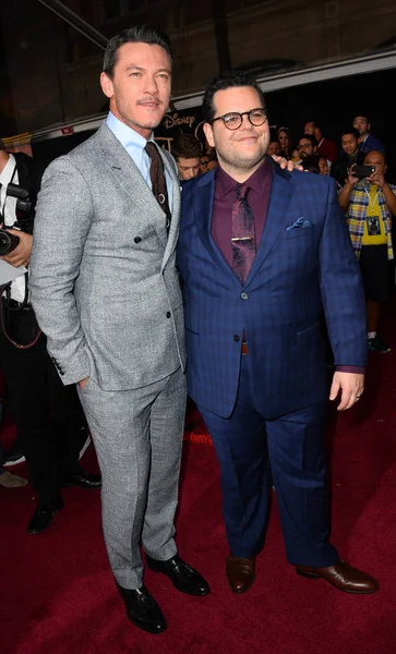 Luke Evans & Josh Gad — Stock Photo, Image