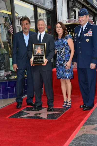 Joe Mantegna, Gary Sinise, Patricia Heaton & U.S. Air Force General Robin Rand — Stock Photo, Image