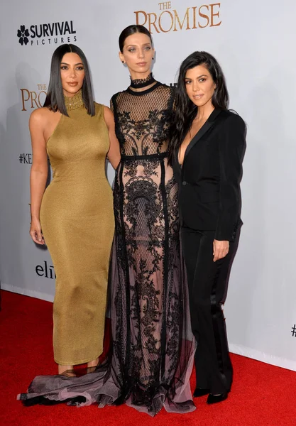 Kim Kardashian, Angela Sarafyan & Kourtney Kardashian — Stock fotografie