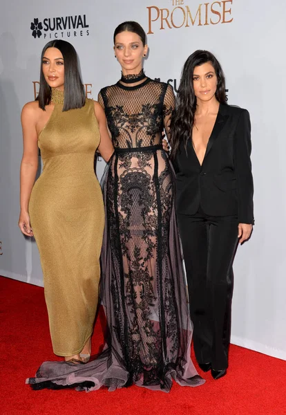 Kim Kardashian, Angela Sarafyan & Kourtney Kardashian — Stock fotografie