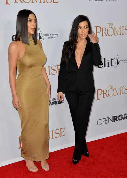 Kim Kardashian West & Kourtney Kardashian —  Fotos de Stock