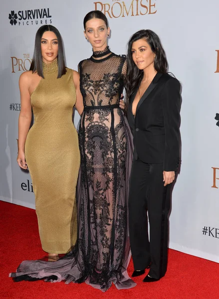 Kim Kardashian West & Kourtney Kardashian & Angela Sarafyan — Stock fotografie