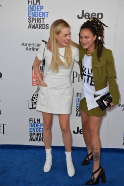 Riley Keough & Sasha Lane
