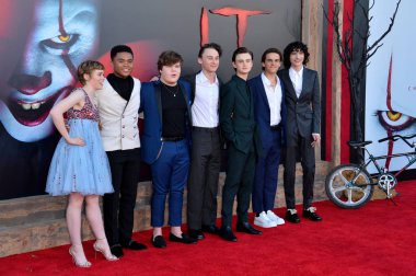 Sophia Lillis, Seçilmiş Jacobs, Jeremy Ray Taylor, Wyatt Oleff, Jaeden Martell, Jack Dylan Grazer & Finn Wolfhard