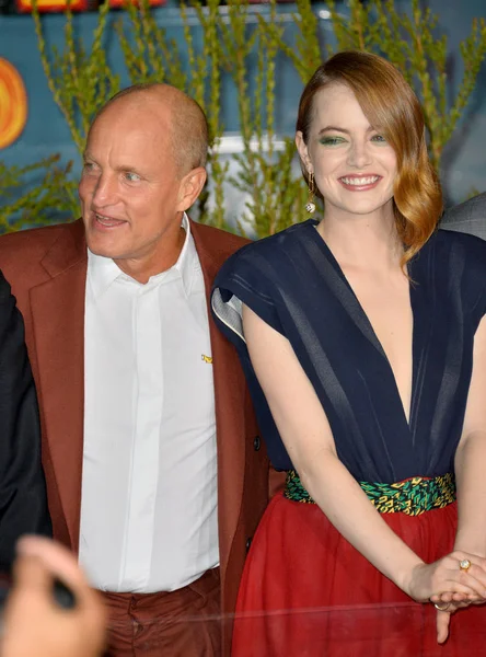 Woody Harrelson & Emma Stone — ストック写真