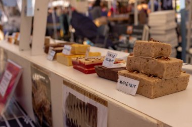 Bir Çiftçi Pazarı'nda satılık ev yapımı nefis görünümlü fudge, ön planda Maple Nut olmak