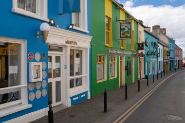 Dingle, İrlanda, 5 Mayıs 2019: Dingle, İrlanda'da ana caddenin önündeki renkli dükkan, resimde hiç insan yok
