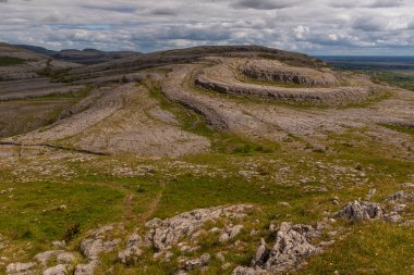 Burren Milli Parkı'ndaki Mullaghmore Dağı'ndan eşsiz Sliabh Rua, Kızıl Dağ manzarası