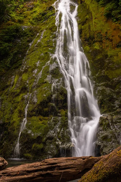 Den Marymere vattenfall i Olympic National Park, Washington State, USA, på en lång exponering för att lägga suddig rörelse till vattenfallet — Stockfoto