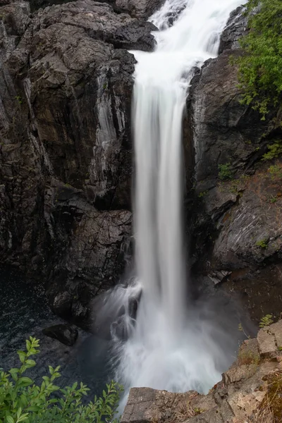 Duży wodospad jednej kropli kaskadowych do rzeki poniżej — Zdjęcie stockowe