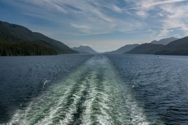 Kanada'nın engebeli batı kıyısındainside Passage ile yol yapar gibi bir feribotun arkasından görünümü, ışık mesafe solmaya