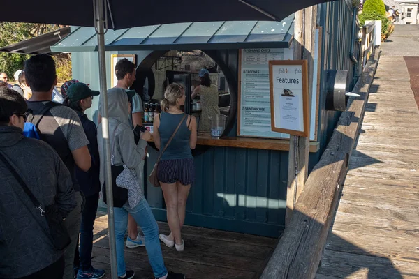 Victoria, Vancouver Adası, British Columbia, Kanada, 8 Temmuz 2018: Red Fish Blue Fish Restaurant'ta ünlü ve ünlü balık ve cips paketiçin sıraya giren ler 