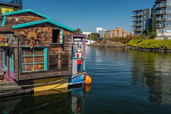 Victoria, Vancouver Island, British Columbia, Canada, 8 luglio 2018: Le case galleggianti a Victoria sullo sfondo del moderno condominio — Foto Stock