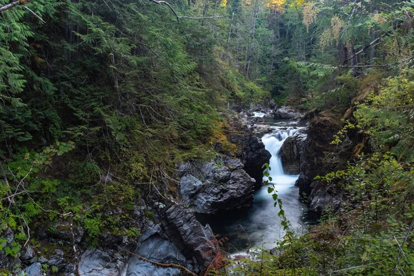 Un aspecto paisajístico del río Qualicum se precipita a través de la garganta en el Parque Provincial Little Qualicum, Isla Vancouver, Canadá, creando pequeñas cascadas — Foto de Stock