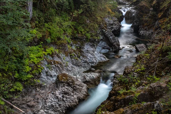 En landskaps aspekt av Qualicum River rusar genom den smala ravinen i Little Qualicum Provincial Park, Vancouver Island, Kanada skapa små vattenfall — Stockfoto
