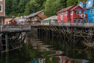 Ketchikan, Alaska, Abd, 15 Ağustos 2018: Ketchikan'ın tarihi ve rezil Creek Caddesi alanı, yolcu gemilerine gelen turistler arasında çok popüler