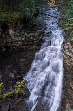 Monkman Provincial Park görkemli bir şelale yakın bir görünüm, Kanada, su sel kayalar ve damla bir boşluk ile sıkıyor, şelale bulanık hareket oluşturmak için uzun pozlama