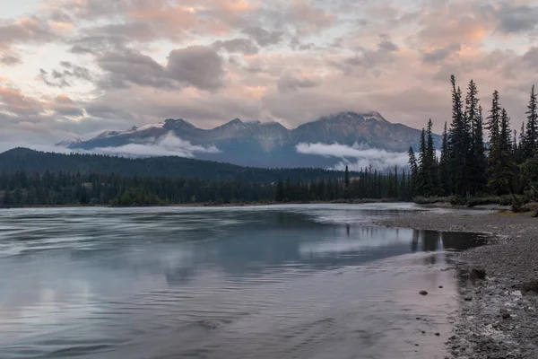 Blick auf den Fluss Athabasca bei Sonnenuntergang, während er sich an einem bewölkten Tag durch den Jaspis-Nationalpark in Kanada schlängelt — Stockfoto