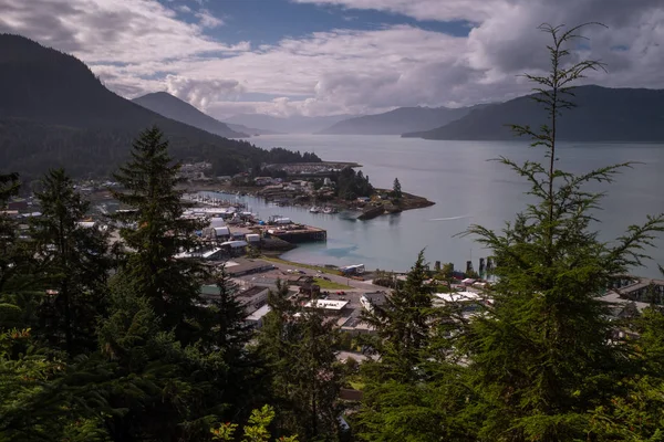 Blick vom Gipfel des Mt Dewey auf die abgelegene Gemeinde Wrangell in Alaska, lange Belichtung, um den Ozean zu glätten — Stockfoto