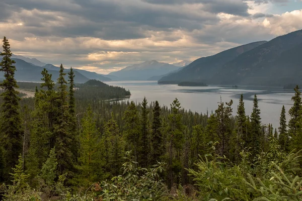 Μια θέα από το δρόμο της όμορφης λίμνης Muncho στον Καναδά που πλαισιώνεται από τα πευκοδάση — Φωτογραφία Αρχείου