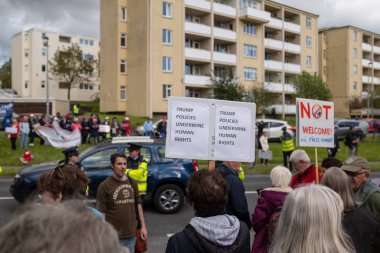 Shannon, Irlanda, Haziran. 5, 2019: Shannon Airport, Irlanda 3 bugün Donald Trump ziyaret karşı protesto plasards ile protestocular bir grup