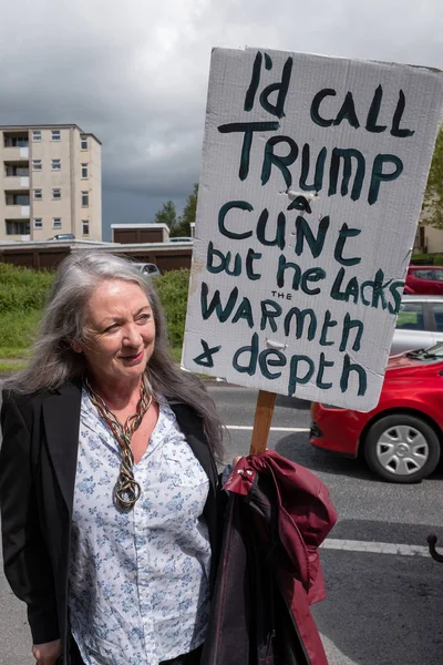 Σάνον, Ιρλανδία, Ιούνιος. 5, 2019: Anti ατού υποστηρικτής με πλακάτ στο αεροδρόμιο Σάνον, Ιρλανδία — Φωτογραφία Αρχείου