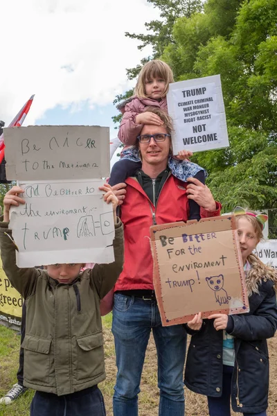 シャノン アイルランド 6月5, 2019: アイルランドのシャノン空港で看板を持つドナルド・トランプの訪問に抗議する看板を持つ彼の幼い子供を持つ父親 — ストック写真