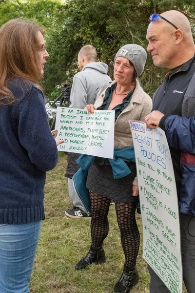 Shannon, Irlanda, junio. 5 de febrero de 2019: Manifestantes hablan de la protesta contra la visita de Donald Trumps al aeropuerto de Shannon, Irlanda —  Fotos de Stock