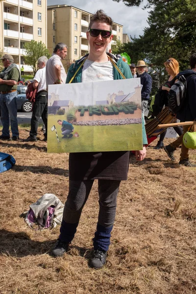 Shannon, Irlanda, junio. 5, 2019: Protestante con cartel humorístico en el aeropuerto de Shannon, Irlanda —  Fotos de Stock