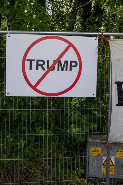 Shannon, Irlanda, junio. 2019: Firma anti Trump pegada a una valla en el aeropuerto de Shannon, Irlanda, hoy —  Fotos de Stock